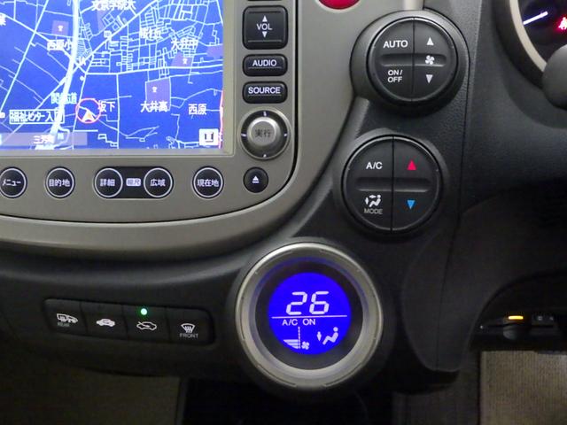 フィットハイブリッド ナビプレミアムセレクション 純正HDDナビ リアカメラ ETC HIDライト ヒートシーター スマートキー 記録簿 エアコン 運転席エアバッグ DVD再生 キーフリー ワンセグ パワーウィンドウ Bカメラ クルーズコントロール(8枚目)