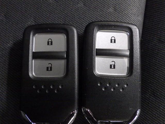 フィット ベーシック ホンダセンシング ETC スマートキー サイドエアバッグ 横滑防止装置 オートエアコン パワーウインドウ 盗難防止システム オートクルーズコントロール ABS パワーステアリング 運転席エアバッグ(9枚目)