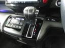 インパネシフトだから視線の移動も少なく足元もスッキリ♪運転席もゆったりしているのでゆとりを持ってドライブできますね!