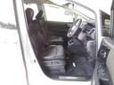運転席は大きな座面と包み込むような背もたれが身体全体を支えます。上質なシートを採用し長時間の運転やコーナーの多い道も快適です。座ったときの頭上スペースも余裕たっぷりでロングドライブも楽チンです♪