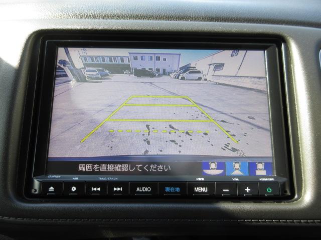 ヴェゼル ハイブリッドＺ・ホンダセンシング　８型ベーシックインターＮ　ナビ連動ドライブＲ　ＵＳＢジャック　コンフォートビューＰ　合皮コンビＳ　ルーフＲ　全ドアワンタッチ式パワーＷ　リバース連動ドアＭ　雨滴検知式フロントＷ　自動防眩ルームＭ　禁煙（4枚目）