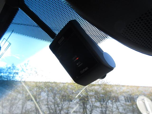 ヴェゼル ハイブリッドＺ・ホンダセンシング　８型ベーシックインターＮ　ナビ連動ドライブＲ　ＵＳＢジャック　コンフォートビューＰ　合皮コンビＳ　ルーフＲ　全ドアワンタッチ式パワーＷ　リバース連動ドアＭ　雨滴検知式フロントＷ　自動防眩ルームＭ　禁煙（5枚目）