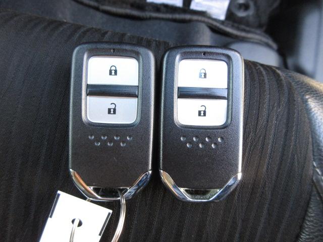 ヴェゼル ハイブリッドＺ・ホンダセンシング　８型ベーシックインターＮ　ナビ連動ドライブＲ　ＵＳＢジャック　コンフォートビューＰ　合皮コンビＳ　ルーフＲ　全ドアワンタッチ式パワーＷ　リバース連動ドアＭ　雨滴検知式フロントＷ　自動防眩ルームＭ　禁煙（7枚目）