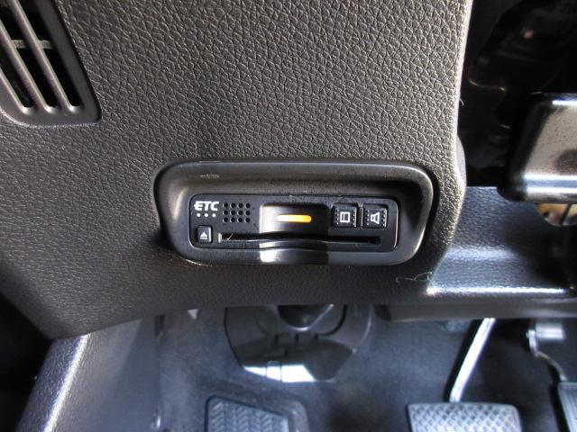 ヴェゼル ハイブリッドＺ・ホンダセンシング　８型ベーシックインターＮ　ナビ連動ドライブＲ　ＵＳＢジャック　コンフォートビューＰ　合皮コンビＳ　ルーフＲ　全ドアワンタッチ式パワーＷ　リバース連動ドアＭ　雨滴検知式フロントＷ　自動防眩ルームＭ　禁煙（8枚目）