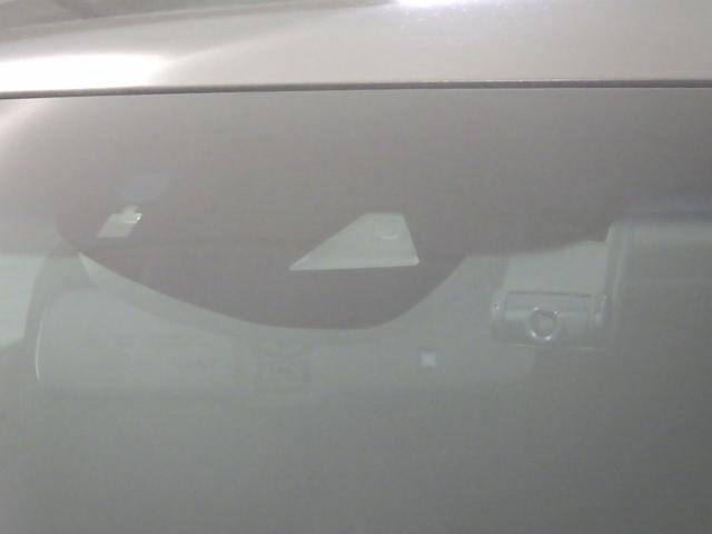 ヴェゼル ハイブリッドＺ・ホンダセンシング　８型ベーシックインターＮ　ナビ連動ドライブＲ　ＵＳＢジャック　コンフォートビューＰ　合皮コンビＳ　ルーフＲ　全ドアワンタッチ式パワーＷ　リバース連動ドアＭ　雨滴検知式フロントＷ　自動防眩ルームＭ　禁煙（10枚目）