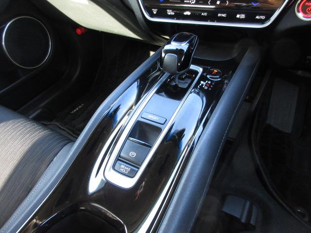 ヴェゼル ハイブリッドＺ・ホンダセンシング　８型ベーシックインターＮ　ナビ連動ドライブＲ　ＵＳＢジャック　コンフォートビューＰ　合皮コンビＳ　ルーフＲ　全ドアワンタッチ式パワーＷ　リバース連動ドアＭ　雨滴検知式フロントＷ　自動防眩ルームＭ　禁煙（12枚目）