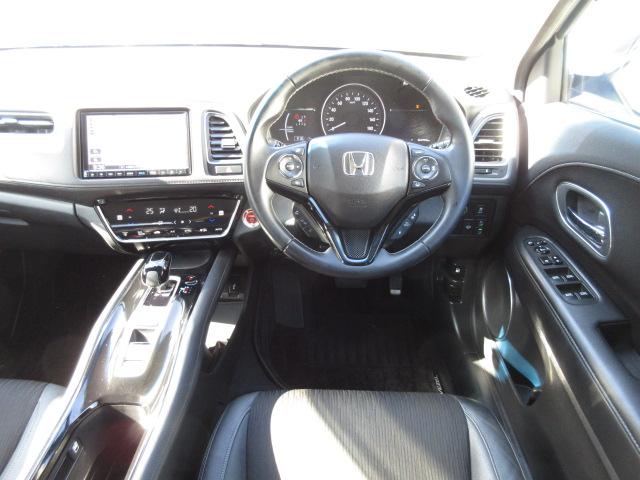 ヴェゼル ハイブリッドＺ・ホンダセンシング　８型ベーシックインターＮ　ナビ連動ドライブＲ　ＵＳＢジャック　コンフォートビューＰ　合皮コンビＳ　ルーフＲ　全ドアワンタッチ式パワーＷ　リバース連動ドアＭ　雨滴検知式フロントＷ　自動防眩ルームＭ　禁煙（15枚目）