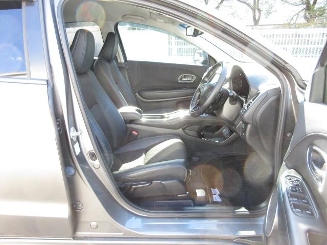 ヴェゼル ハイブリッドＺ・ホンダセンシング　８型ベーシックインターＮ　ナビ連動ドライブＲ　ＵＳＢジャック　コンフォートビューＰ　合皮コンビＳ　ルーフＲ　全ドアワンタッチ式パワーＷ　リバース連動ドアＭ　雨滴検知式フロントＷ　自動防眩ルームＭ　禁煙（16枚目）