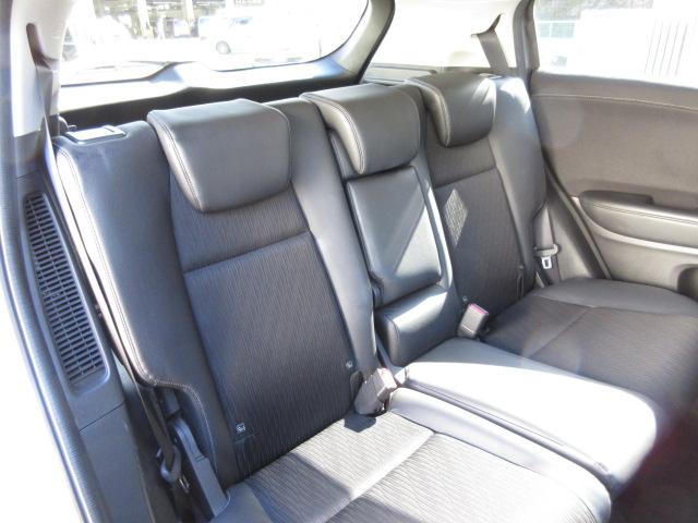 ヴェゼル ハイブリッドＺ・ホンダセンシング　８型ベーシックインターＮ　ナビ連動ドライブＲ　ＵＳＢジャック　コンフォートビューＰ　合皮コンビＳ　ルーフＲ　全ドアワンタッチ式パワーＷ　リバース連動ドアＭ　雨滴検知式フロントＷ　自動防眩ルームＭ　禁煙（17枚目）