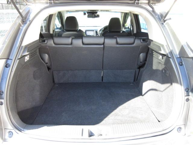 ヴェゼル ハイブリッドＺ・ホンダセンシング　８型ベーシックインターＮ　ナビ連動ドライブＲ　ＵＳＢジャック　コンフォートビューＰ　合皮コンビＳ　ルーフＲ　全ドアワンタッチ式パワーＷ　リバース連動ドアＭ　雨滴検知式フロントＷ　自動防眩ルームＭ　禁煙（19枚目）