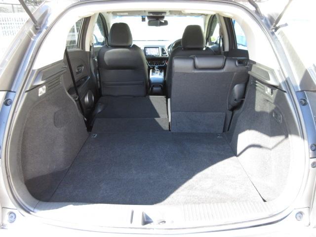 ヴェゼル ハイブリッドＺ・ホンダセンシング　８型ベーシックインターＮ　ナビ連動ドライブＲ　ＵＳＢジャック　コンフォートビューＰ　合皮コンビＳ　ルーフＲ　全ドアワンタッチ式パワーＷ　リバース連動ドアＭ　雨滴検知式フロントＷ　自動防眩ルームＭ　禁煙（20枚目）