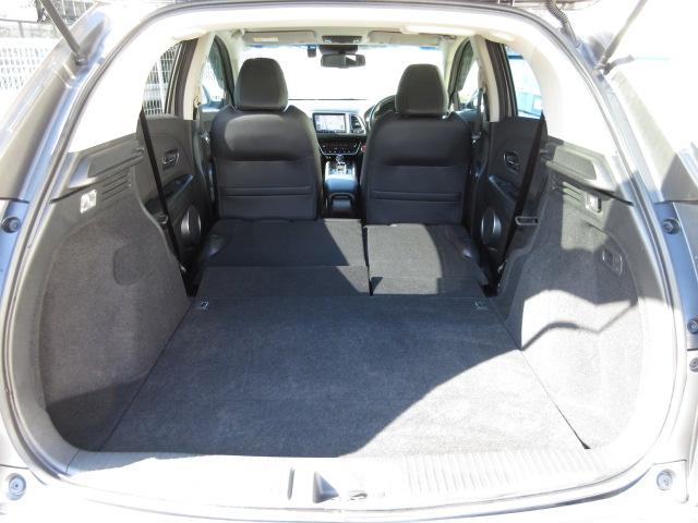 ヴェゼル ハイブリッドＺ・ホンダセンシング　８型ベーシックインターＮ　ナビ連動ドライブＲ　ＵＳＢジャック　コンフォートビューＰ　合皮コンビＳ　ルーフＲ　全ドアワンタッチ式パワーＷ　リバース連動ドアＭ　雨滴検知式フロントＷ　自動防眩ルームＭ　禁煙（21枚目）