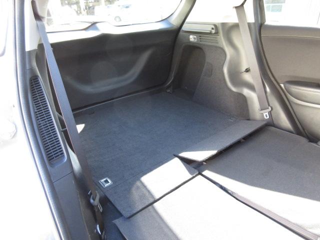 ヴェゼル ハイブリッドＺ・ホンダセンシング　８型ベーシックインターＮ　ナビ連動ドライブＲ　ＵＳＢジャック　コンフォートビューＰ　合皮コンビＳ　ルーフＲ　全ドアワンタッチ式パワーＷ　リバース連動ドアＭ　雨滴検知式フロントＷ　自動防眩ルームＭ　禁煙（22枚目）