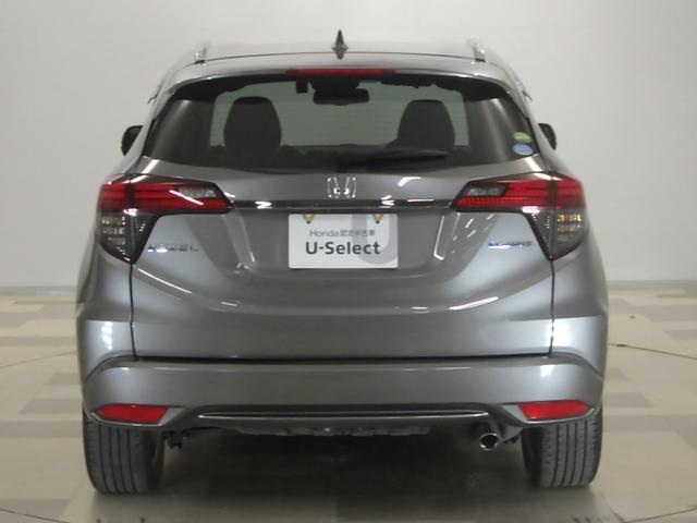 ヴェゼル ハイブリッドＺ・ホンダセンシング　８型ベーシックインターＮ　ナビ連動ドライブＲ　ＵＳＢジャック　コンフォートビューＰ　合皮コンビＳ　ルーフＲ　全ドアワンタッチ式パワーＷ　リバース連動ドアＭ　雨滴検知式フロントＷ　自動防眩ルームＭ　禁煙（23枚目）