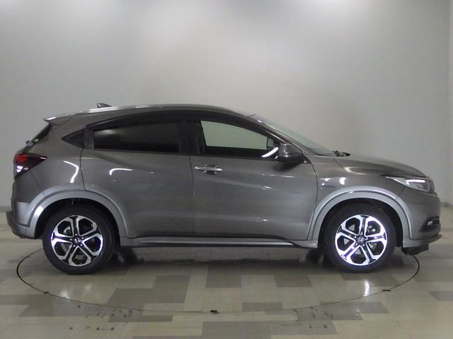 ヴェゼル ハイブリッドＺ・ホンダセンシング　８型ベーシックインターＮ　ナビ連動ドライブＲ　ＵＳＢジャック　コンフォートビューＰ　合皮コンビＳ　ルーフＲ　全ドアワンタッチ式パワーＷ　リバース連動ドアＭ　雨滴検知式フロントＷ　自動防眩ルームＭ　禁煙（24枚目）