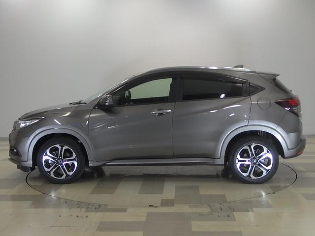 ヴェゼル ハイブリッドＺ・ホンダセンシング　８型ベーシックインターＮ　ナビ連動ドライブＲ　ＵＳＢジャック　コンフォートビューＰ　合皮コンビＳ　ルーフＲ　全ドアワンタッチ式パワーＷ　リバース連動ドアＭ　雨滴検知式フロントＷ　自動防眩ルームＭ　禁煙（26枚目）