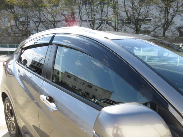 ヴェゼル ハイブリッドＺ・ホンダセンシング　８型ベーシックインターＮ　ナビ連動ドライブＲ　ＵＳＢジャック　コンフォートビューＰ　合皮コンビＳ　ルーフＲ　全ドアワンタッチ式パワーＷ　リバース連動ドアＭ　雨滴検知式フロントＷ　自動防眩ルームＭ　禁煙（27枚目）