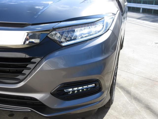 ヴェゼル ハイブリッドＺ・ホンダセンシング　８型ベーシックインターＮ　ナビ連動ドライブＲ　ＵＳＢジャック　コンフォートビューＰ　合皮コンビＳ　ルーフＲ　全ドアワンタッチ式パワーＷ　リバース連動ドアＭ　雨滴検知式フロントＷ　自動防眩ルームＭ　禁煙（28枚目）