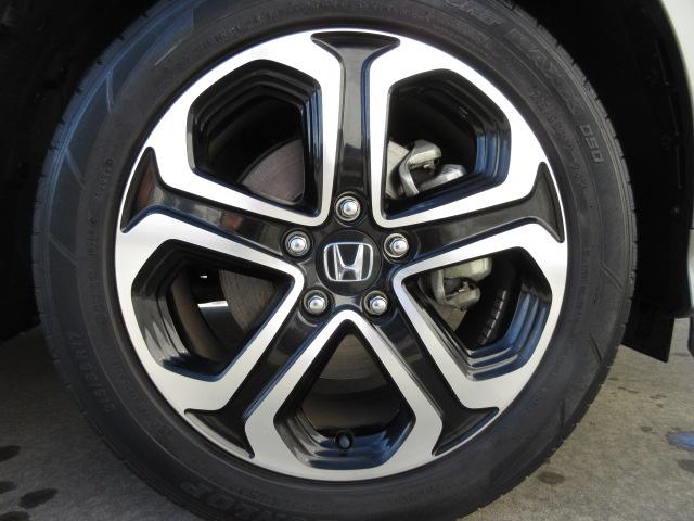 ヴェゼル ハイブリッドＺ・ホンダセンシング　８型ベーシックインターＮ　ナビ連動ドライブＲ　ＵＳＢジャック　コンフォートビューＰ　合皮コンビＳ　ルーフＲ　全ドアワンタッチ式パワーＷ　リバース連動ドアＭ　雨滴検知式フロントＷ　自動防眩ルームＭ　禁煙（29枚目）