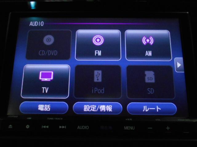 フィット ｅ：ＨＥＶホーム　８型ベーシックインターＮ　アームレストＣ　前後ドライブＲ　コンフォートビューＰ　純正１６インチアルミＷ　パーキングセンサーＳ　本革巻ステアリングＷ＋セレクトＬ　照明付スマートフォンＴ　車両接近通報装置（3枚目）