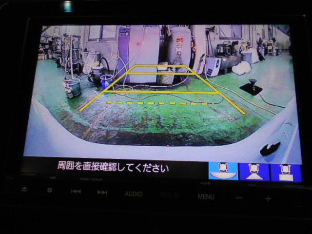 フィット ｅ：ＨＥＶホーム　８型ベーシックインターＮ　アームレストＣ　前後ドライブＲ　コンフォートビューＰ　純正１６インチアルミＷ　パーキングセンサーＳ　本革巻ステアリングＷ＋セレクトＬ　照明付スマートフォンＴ　車両接近通報装置（4枚目）