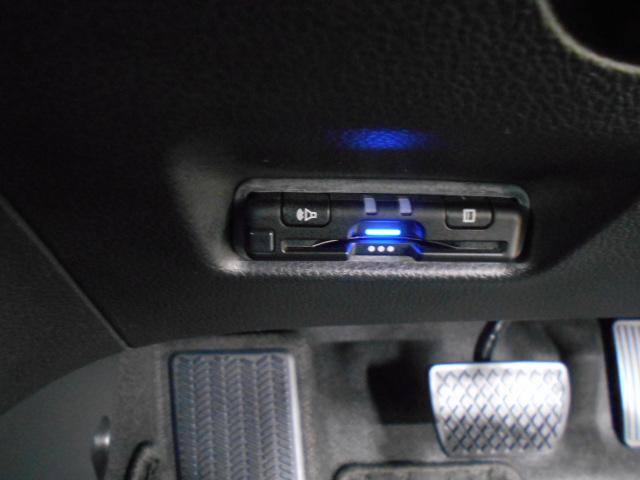 フィット ｅ：ＨＥＶホーム　８型ベーシックインターＮ　アームレストＣ　前後ドライブＲ　コンフォートビューＰ　純正１６インチアルミＷ　パーキングセンサーＳ　本革巻ステアリングＷ＋セレクトＬ　照明付スマートフォンＴ　車両接近通報装置（5枚目）