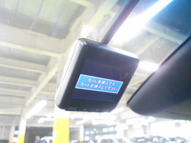 フィット ｅ：ＨＥＶホーム　８型ベーシックインターＮ　アームレストＣ　前後ドライブＲ　コンフォートビューＰ　純正１６インチアルミＷ　パーキングセンサーＳ　本革巻ステアリングＷ＋セレクトＬ　照明付スマートフォンＴ　車両接近通報装置（6枚目）