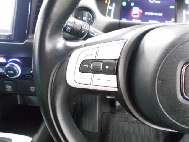 フィット ｅ：ＨＥＶホーム　８型ベーシックインターＮ　アームレストＣ　前後ドライブＲ　コンフォートビューＰ　純正１６インチアルミＷ　パーキングセンサーＳ　本革巻ステアリングＷ＋セレクトＬ　照明付スマートフォンＴ　車両接近通報装置（8枚目）