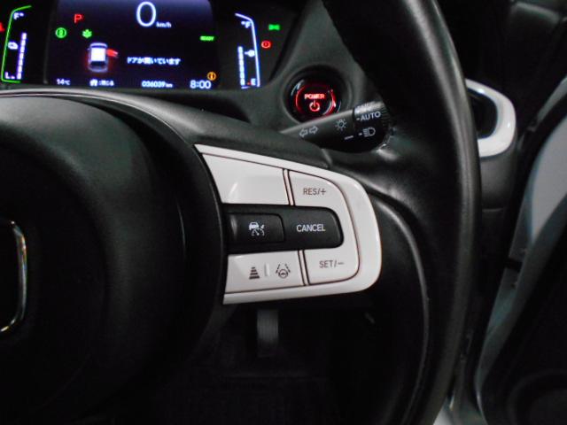 フィット ｅ：ＨＥＶホーム　８型ベーシックインターＮ　アームレストＣ　前後ドライブＲ　コンフォートビューＰ　純正１６インチアルミＷ　パーキングセンサーＳ　本革巻ステアリングＷ＋セレクトＬ　照明付スマートフォンＴ　車両接近通報装置（9枚目）