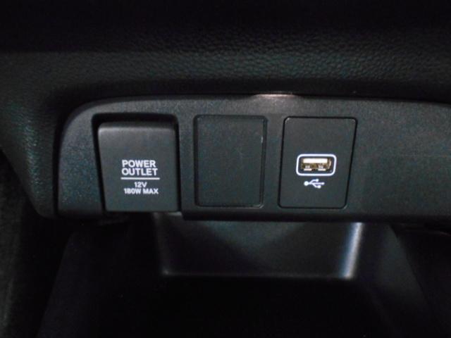 フィット ｅ：ＨＥＶホーム　８型ベーシックインターＮ　アームレストＣ　前後ドライブＲ　コンフォートビューＰ　純正１６インチアルミＷ　パーキングセンサーＳ　本革巻ステアリングＷ＋セレクトＬ　照明付スマートフォンＴ　車両接近通報装置（10枚目）