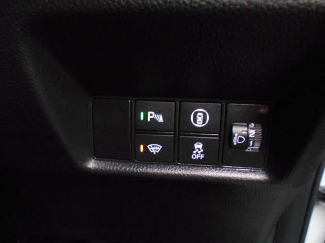 フィット ｅ：ＨＥＶホーム　８型ベーシックインターＮ　アームレストＣ　前後ドライブＲ　コンフォートビューＰ　純正１６インチアルミＷ　パーキングセンサーＳ　本革巻ステアリングＷ＋セレクトＬ　照明付スマートフォンＴ　車両接近通報装置（11枚目）