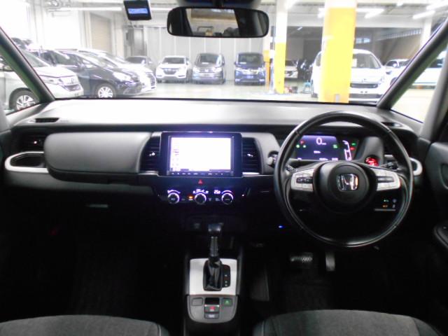 フィット ｅ：ＨＥＶホーム　８型ベーシックインターＮ　アームレストＣ　前後ドライブＲ　コンフォートビューＰ　純正１６インチアルミＷ　パーキングセンサーＳ　本革巻ステアリングＷ＋セレクトＬ　照明付スマートフォンＴ　車両接近通報装置（15枚目）