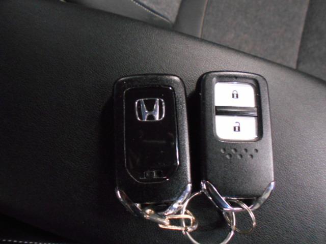 フィット ｅ：ＨＥＶホーム　８型ベーシックインターＮ　アームレストＣ　前後ドライブＲ　コンフォートビューＰ　純正１６インチアルミＷ　パーキングセンサーＳ　本革巻ステアリングＷ＋セレクトＬ　照明付スマートフォンＴ　車両接近通報装置（17枚目）