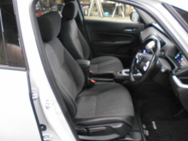 フィット ｅ：ＨＥＶホーム　８型ベーシックインターＮ　アームレストＣ　前後ドライブＲ　コンフォートビューＰ　純正１６インチアルミＷ　パーキングセンサーＳ　本革巻ステアリングＷ＋セレクトＬ　照明付スマートフォンＴ　車両接近通報装置（18枚目）