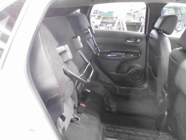 フィット ｅ：ＨＥＶホーム　８型ベーシックインターＮ　アームレストＣ　前後ドライブＲ　コンフォートビューＰ　純正１６インチアルミＷ　パーキングセンサーＳ　本革巻ステアリングＷ＋セレクトＬ　照明付スマートフォンＴ　車両接近通報装置（20枚目）