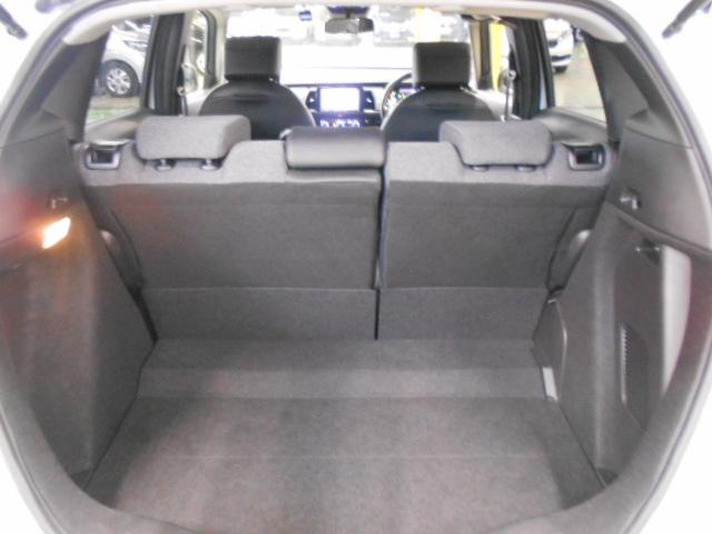 フィット ｅ：ＨＥＶホーム　８型ベーシックインターＮ　アームレストＣ　前後ドライブＲ　コンフォートビューＰ　純正１６インチアルミＷ　パーキングセンサーＳ　本革巻ステアリングＷ＋セレクトＬ　照明付スマートフォンＴ　車両接近通報装置（21枚目）