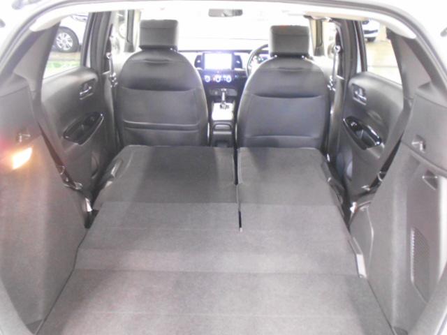 フィット ｅ：ＨＥＶホーム　８型ベーシックインターＮ　アームレストＣ　前後ドライブＲ　コンフォートビューＰ　純正１６インチアルミＷ　パーキングセンサーＳ　本革巻ステアリングＷ＋セレクトＬ　照明付スマートフォンＴ　車両接近通報装置（23枚目）