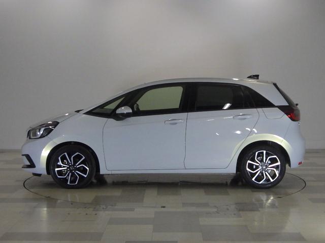 フィット ｅ：ＨＥＶホーム　８型ベーシックインターＮ　アームレストＣ　前後ドライブＲ　コンフォートビューＰ　純正１６インチアルミＷ　パーキングセンサーＳ　本革巻ステアリングＷ＋セレクトＬ　照明付スマートフォンＴ　車両接近通報装置（24枚目）