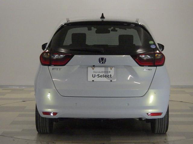 フィット ｅ：ＨＥＶホーム　８型ベーシックインターＮ　アームレストＣ　前後ドライブＲ　コンフォートビューＰ　純正１６インチアルミＷ　パーキングセンサーＳ　本革巻ステアリングＷ＋セレクトＬ　照明付スマートフォンＴ　車両接近通報装置（25枚目）