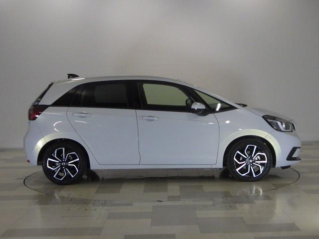 フィット ｅ：ＨＥＶホーム　８型ベーシックインターＮ　アームレストＣ　前後ドライブＲ　コンフォートビューＰ　純正１６インチアルミＷ　パーキングセンサーＳ　本革巻ステアリングＷ＋セレクトＬ　照明付スマートフォンＴ　車両接近通報装置（26枚目）