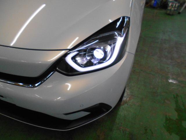 フィット ｅ：ＨＥＶホーム　８型ベーシックインターＮ　アームレストＣ　前後ドライブＲ　コンフォートビューＰ　純正１６インチアルミＷ　パーキングセンサーＳ　本革巻ステアリングＷ＋セレクトＬ　照明付スマートフォンＴ　車両接近通報装置（27枚目）