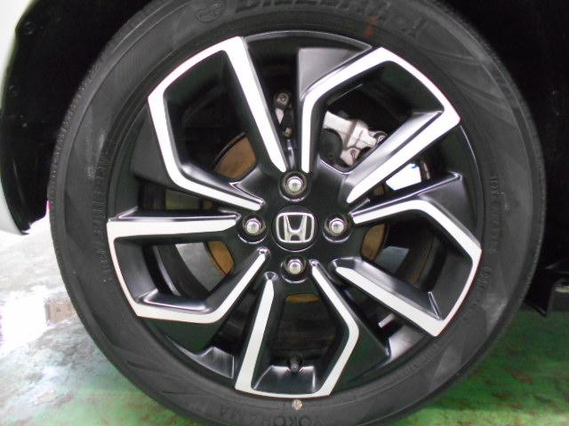 フィット ｅ：ＨＥＶホーム　８型ベーシックインターＮ　アームレストＣ　前後ドライブＲ　コンフォートビューＰ　純正１６インチアルミＷ　パーキングセンサーＳ　本革巻ステアリングＷ＋セレクトＬ　照明付スマートフォンＴ　車両接近通報装置（28枚目）