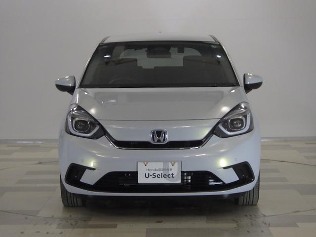 フィット ｅ：ＨＥＶホーム　８型ベーシックインターＮ　アームレストＣ　前後ドライブＲ　コンフォートビューＰ　純正１６インチアルミＷ　パーキングセンサーＳ　本革巻ステアリングＷ＋セレクトＬ　照明付スマートフォンＴ　車両接近通報装置（29枚目）