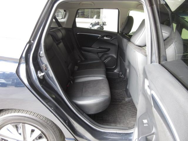 乗る人みんなが気持よく過ごせるように、席の広さにこだわりました。ひざ周り、そして頭上にも、ゆとりをしっかりとることで、開放感を高め、ゆったりくつろげます！