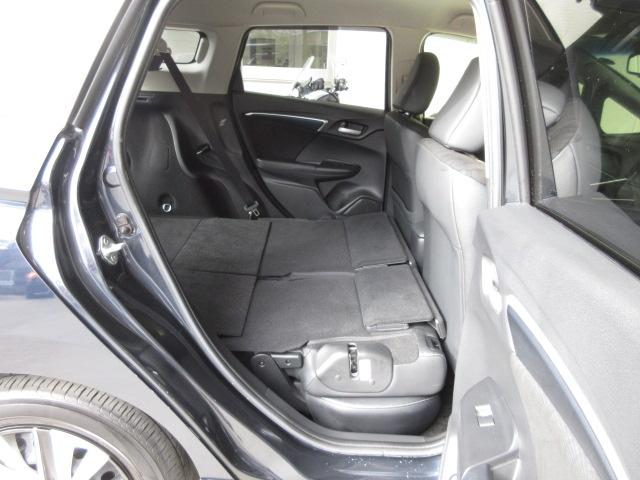 リアシートを倒せば広々荷室の出来上がり♪アレンジ次第でさまざまな荷物が積み込めますよ。