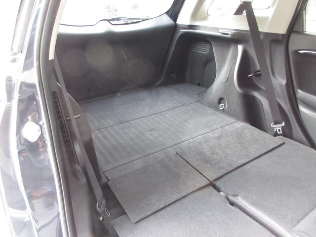 リアシートを倒せば広々荷室の出来上がり♪アレンジ次第でさまざまな荷物が積み込めますよ。