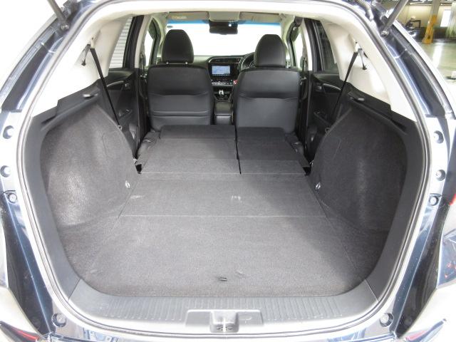 リアシートを倒せば広々荷室の出来上がり♪アレンジ次第でさまざまな荷物が積み込めますよ。