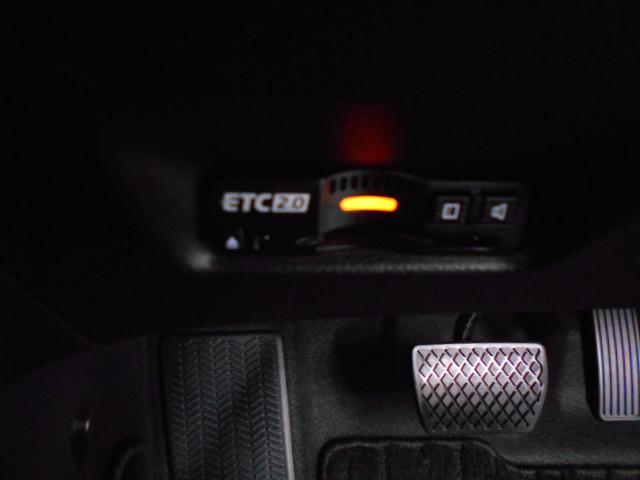 フィット e:HEVRS 禁煙車 エアバッグ ナビ&TV パワーウィンドウ 助手席エアバッグ Dレコ フルセグテレビ LEDヘッドランプ セキュリティアラーム フルオートエアコン ETC装備 スマートキ パワーステアリング(5枚目)