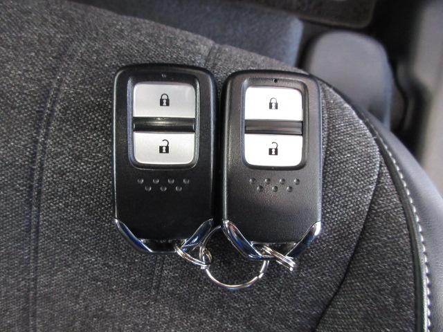 フィット ホーム　禁煙車　ワンオーナー　純正ナビ　ＢＴＡ　リアカメラ　ＥＴＣ　ＬＥＤ　ドラレコ　衝突軽減ブレーキ　クリアランスソナー　フルセグＴＶ　記録簿付　エアバッグ　ｉストップ　スマ－トキ－　盗難防止装置　ＤＶＤ（15枚目）