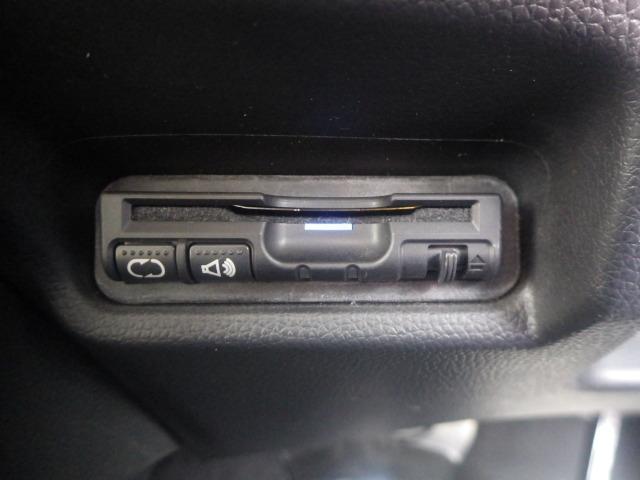 フィット 13G・Lパッケージ 禁煙車 社外ナビ リアカメラ スマートキー ETC LEDヘッドライト 安心パッケージ 軽減ブレーキ 盗難警報装置 Bカメ Sキー フルセグ フルオートエアコン 整備記録簿 ナビTV リモコンキー(4枚目)